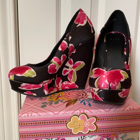 🎓$10/CollegeBlowoutSale!📚-Regularly$15
Elle- satin butterfly wedges - Picture 1 of 9